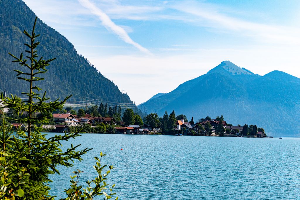 Der Ort Walchensee - Ein Blick hinüber auf den Ort Walchensee. Beides gehört touristisch gesehen zum Zwei-Seen-Land. - © alpintreff.de - Christian Schön